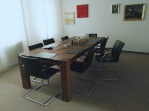 Zur Besprechung